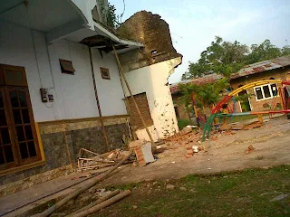 Guru Mengaji Ditemukan Tewas Tertimpa Reruntuhan Tembok