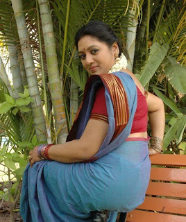Seducing Tamil Aunty in Saree - Hot Indian Aunties