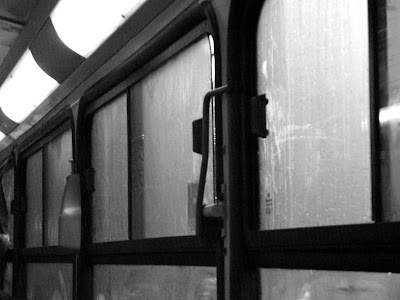 vidros fechados de um ônibus em um dia chuvoso