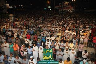 gambar Jutaan Penyokong Dr Morsi Mendirikan Solat Terawih  Di Dataran Rabiatul Adawiyah