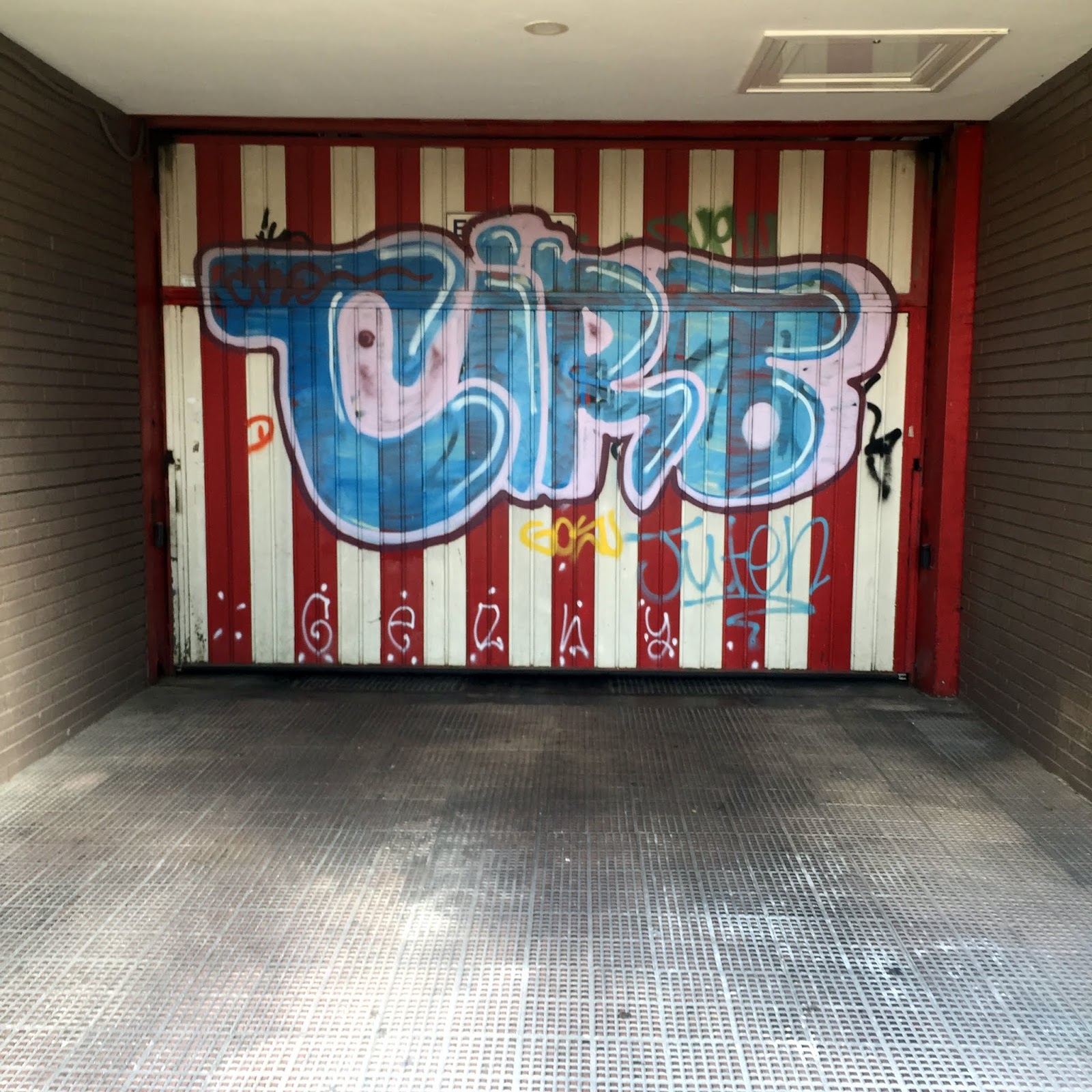 No sin mis hijos: Cómo renovar la puerta de garaje de tu casa