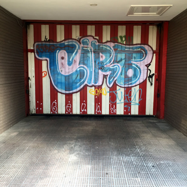 Puerta de garaje grafiteada