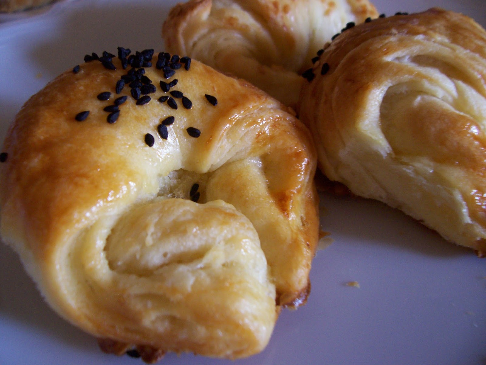 ANNEMİNELİ YUFKADAN ÇITIR BÖREK