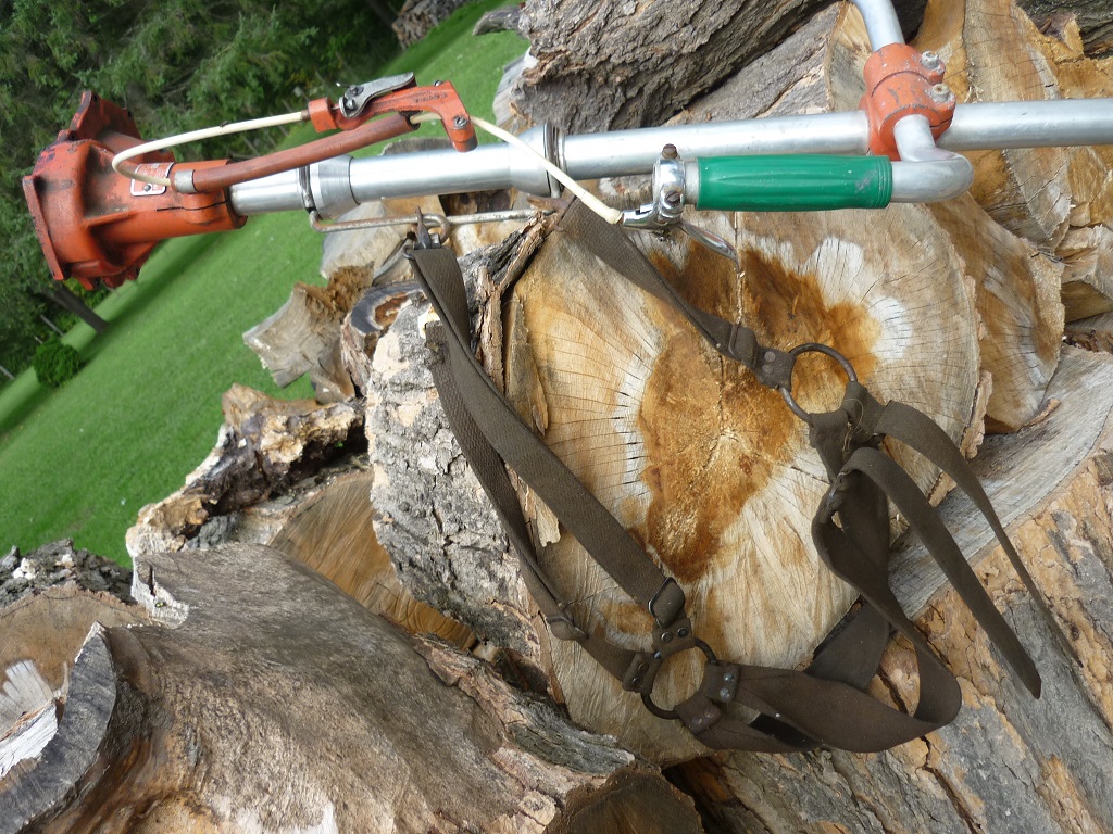 VINTAGE CHAINSAW COLLECTION HOMELITE BRUSHCUTTER BLADE ATTACHMENT..