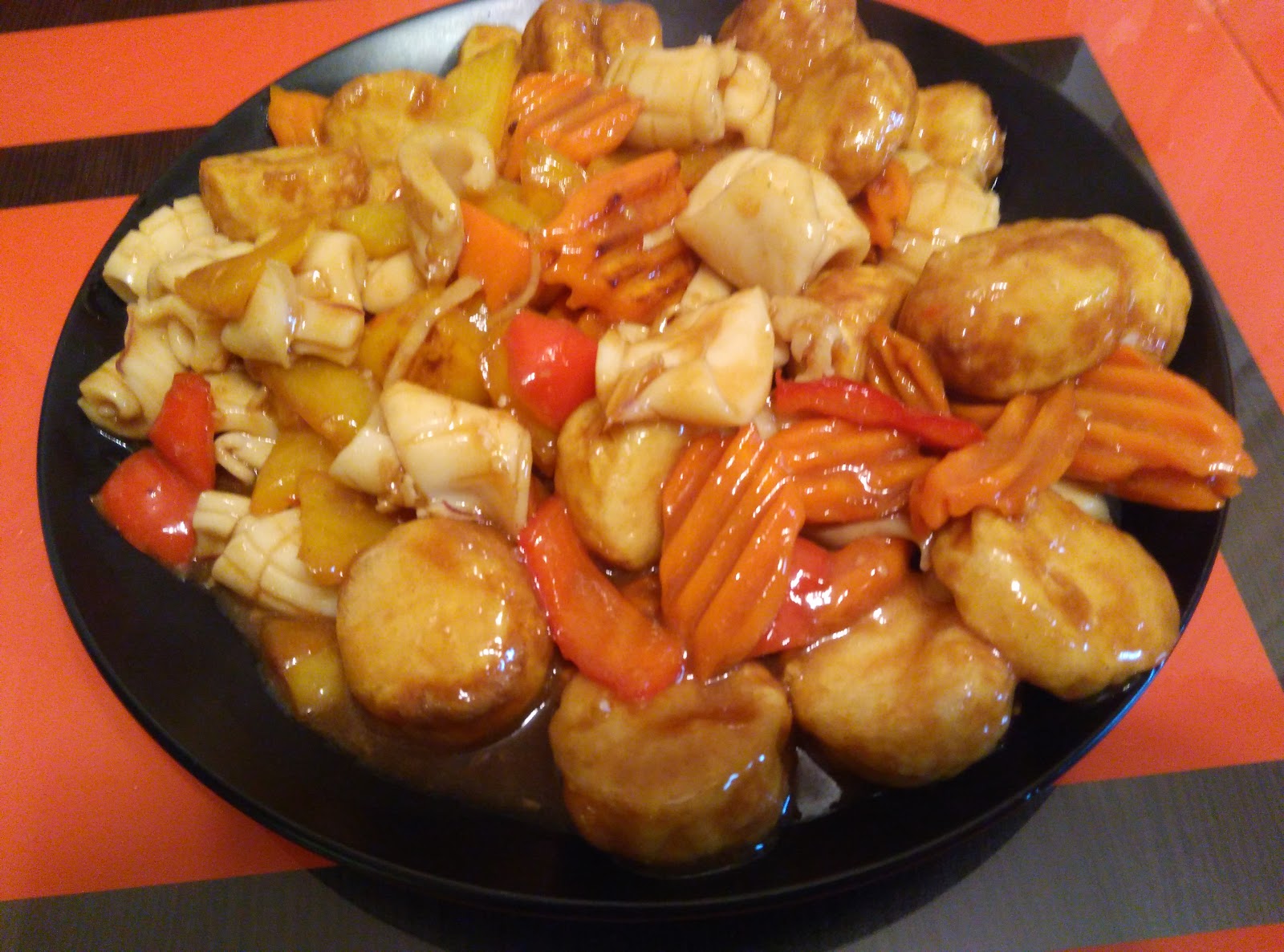 тофу по китайски. тофу с морепродуктами по китайски. тофу с морепродуктами. тофу китайская кухня. китайский тофу с овощами.