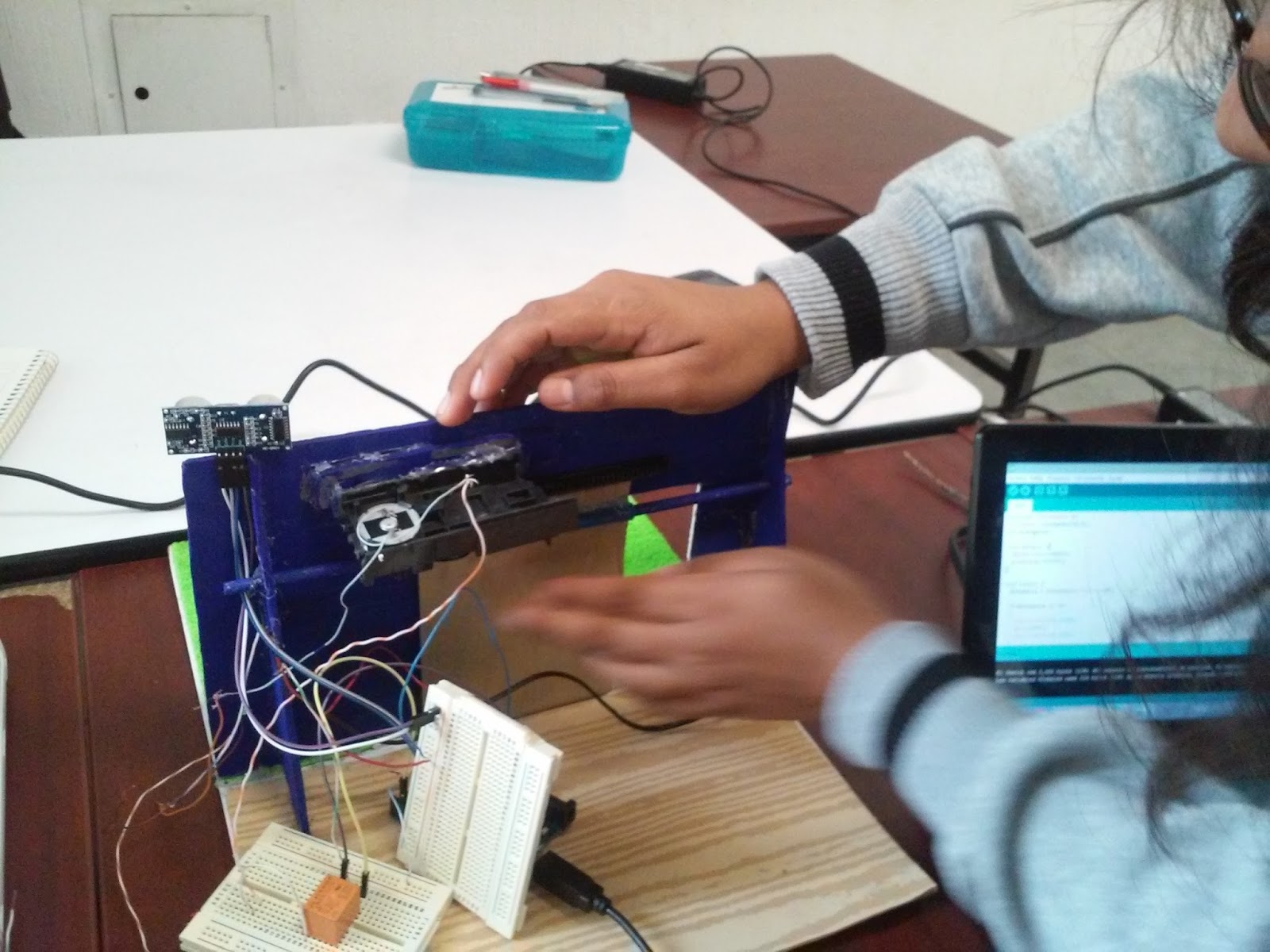 Equipo 9 Sistemas Programables G2 6° Proyecto Puerta automatica con Arduino y sensor ultrasonico Equipo 9 Sistemas Programables G2 6° Proyecto Puerta automatica con Arduino y sensor ultrasonico
