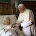 Benedicto fue a visitar a su hermano al Hospital Gemelli de Roma