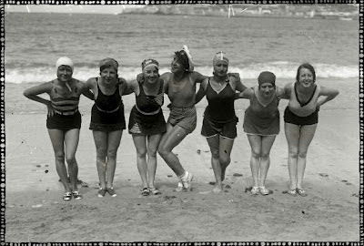foto antigua de grupo de mujeres bañistas en playa san sebastian