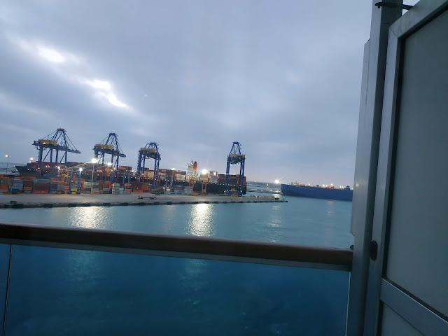 On arrive dans le port de Valence, terminal Transmediterranea (photo prise depuis notre balcon).