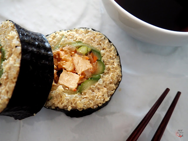 Sushi (maki) con base de quinoa y tofu y aderezado con kimchi, pollo, pepino y espárragos