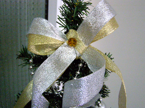 Лента на елку. Крупные банты на елке. Атласные банты на елку. Бант на макушку елки. Красивые банты на елку.