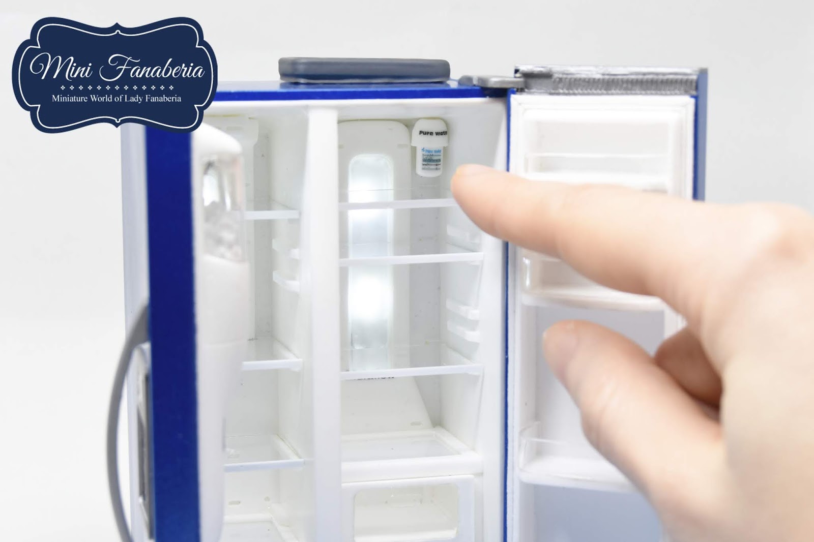 MiniFanaberia Miniature refrigerator with working lights