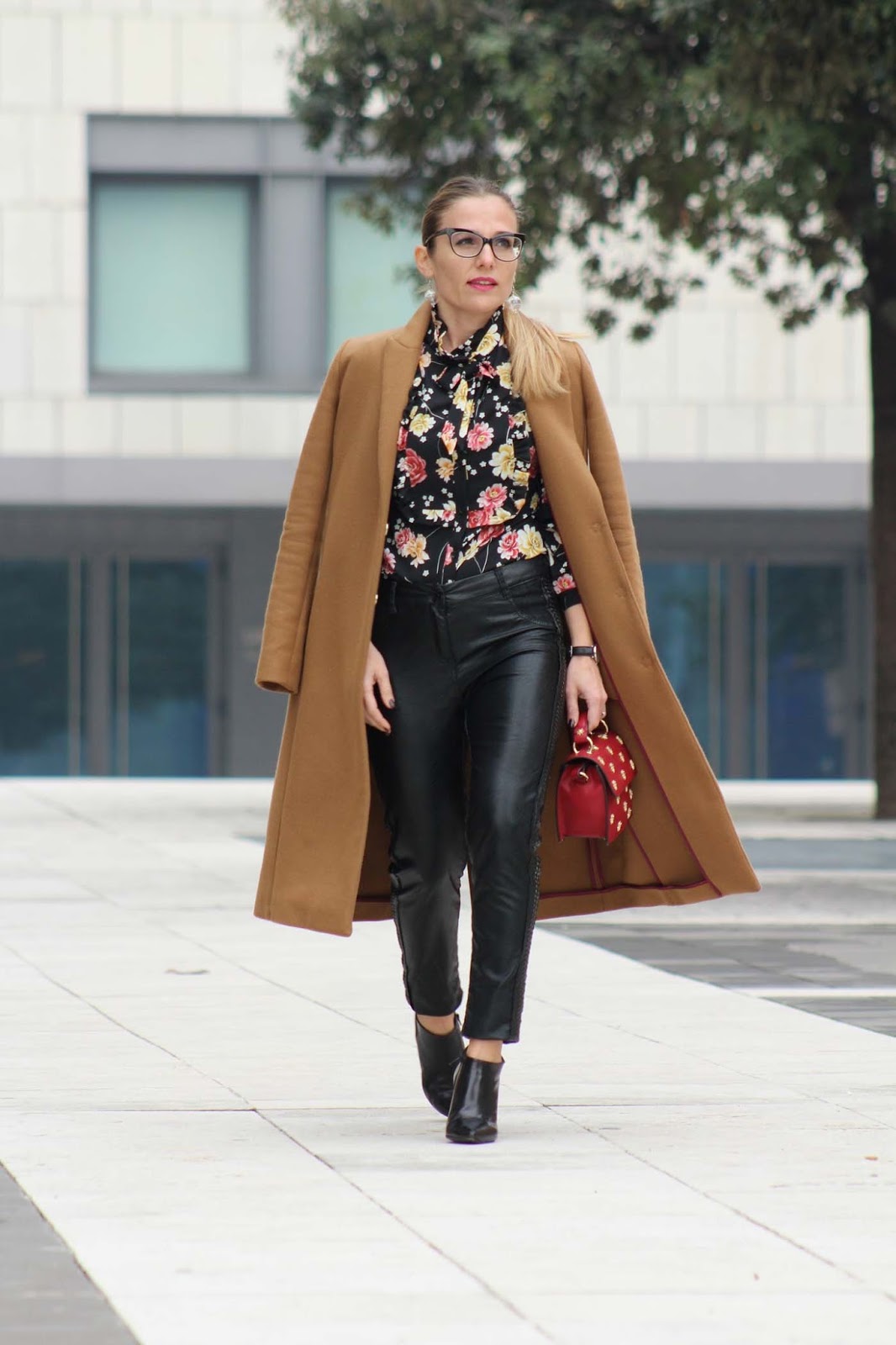 Eniwhere Fashion - Camel coat and floral shirt - Coto Privado