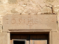 Inscripció amb la data de 1634 a la llinda d'una de les finestres del Prat