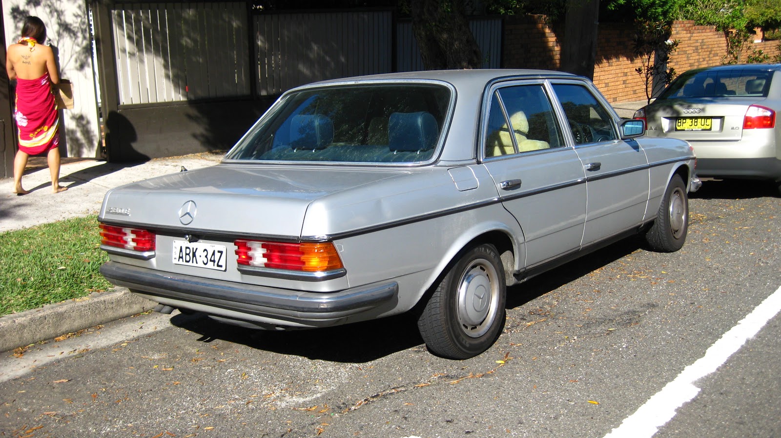 aussie-old-parked-cars-1984-mercedes-benz-w123-280-e