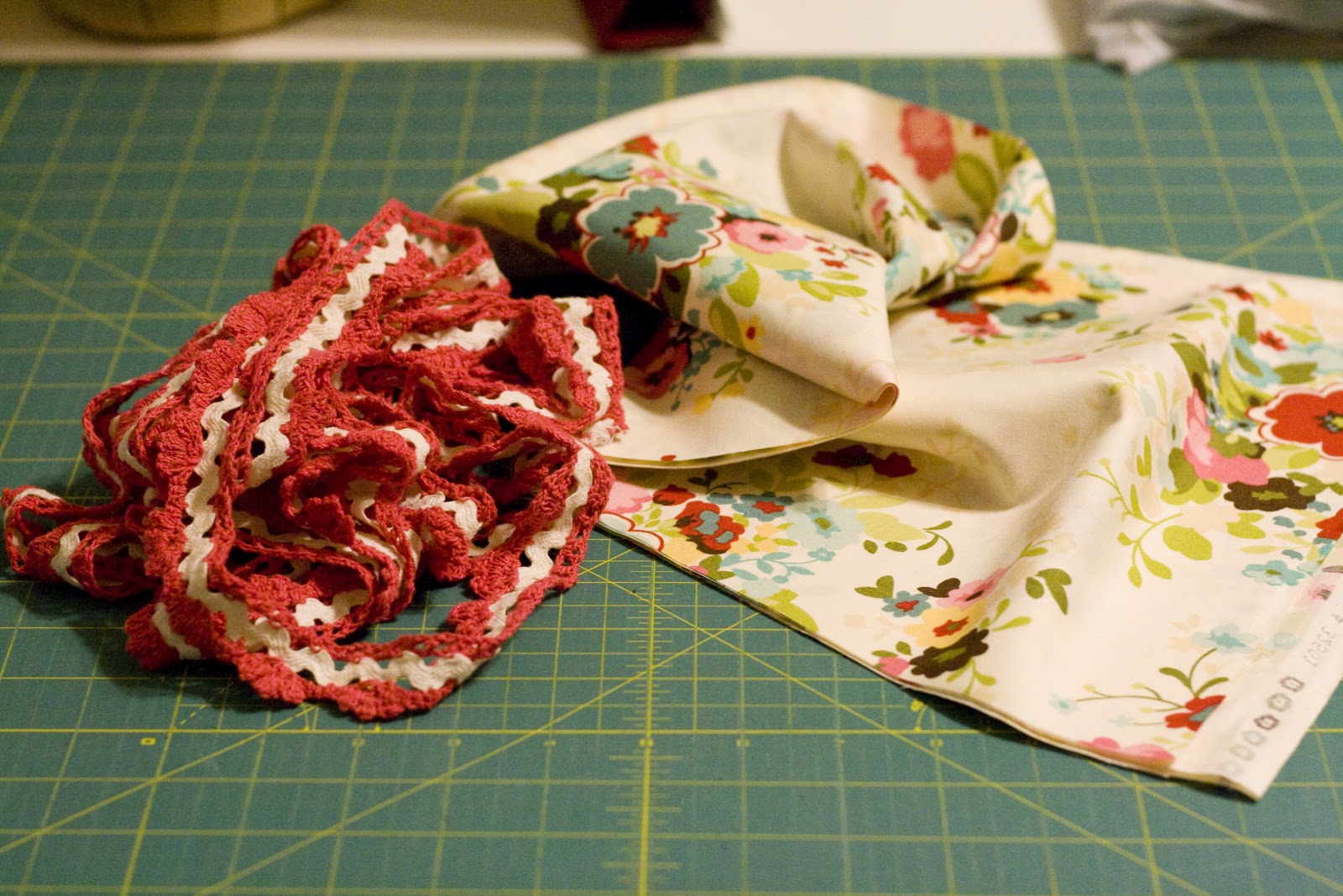 rhubarb marmalade vintage inspired table runner tutorial