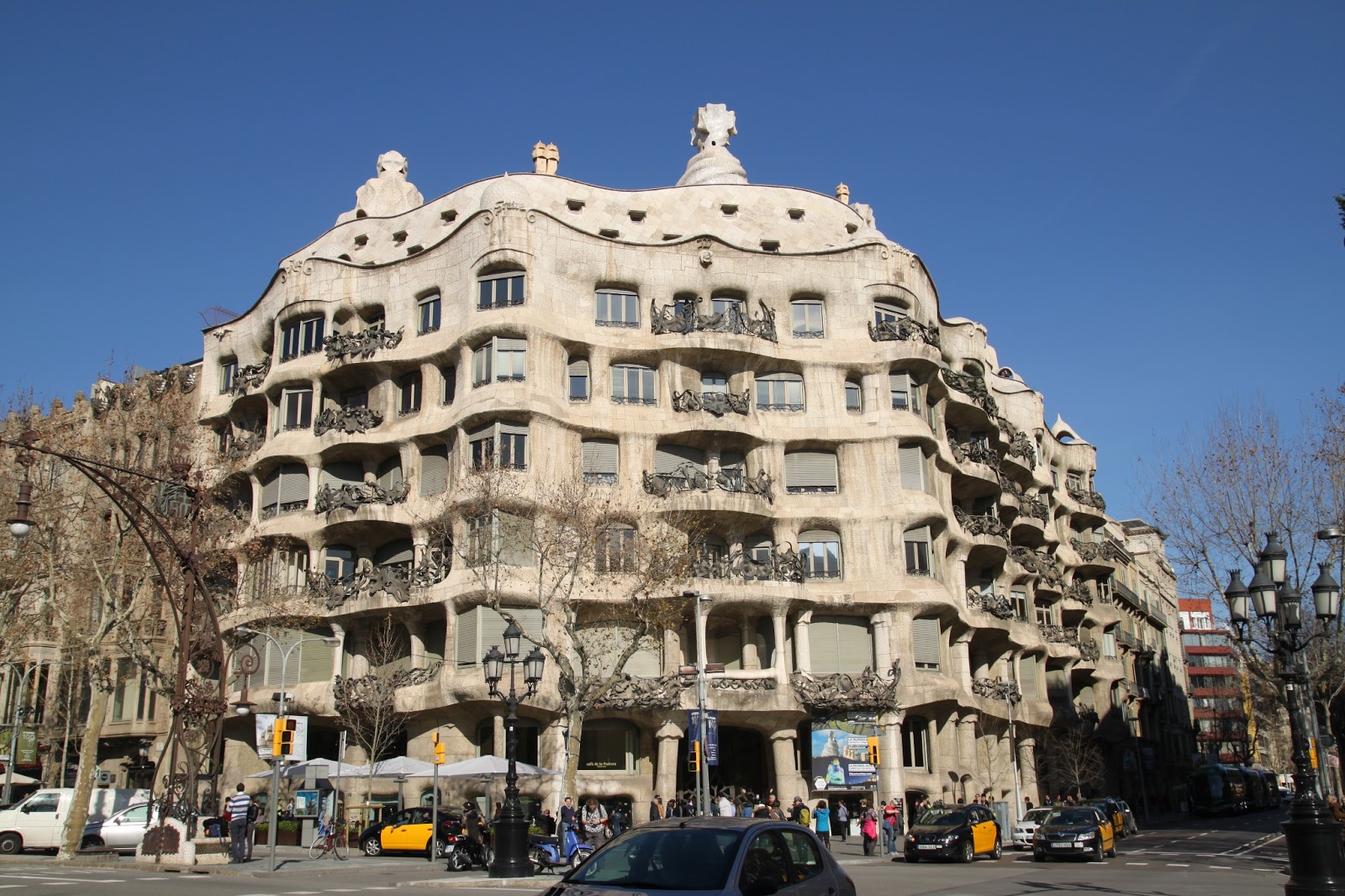 EDIFICIS MODERNISTES TRIBUNES, BALCONS, PORTES Casa