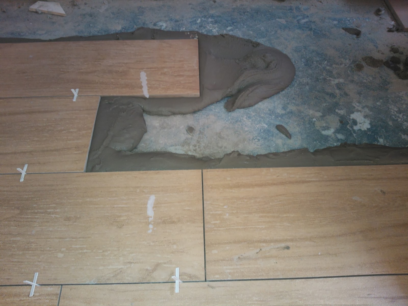 PISO OU AZULEJO? Como aplicar piso sobre piso?