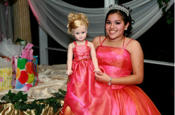 muñecas vestidas igual que la niña