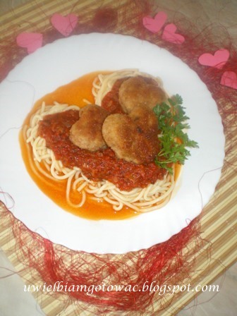Walentynkowe spaghetti z mięsnymi serduszkami