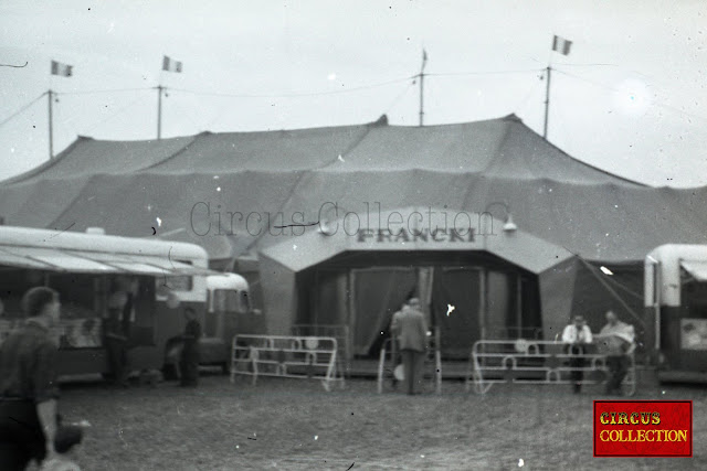 Le chapiteau et la façade d'entrée du Cirque Francki 1964