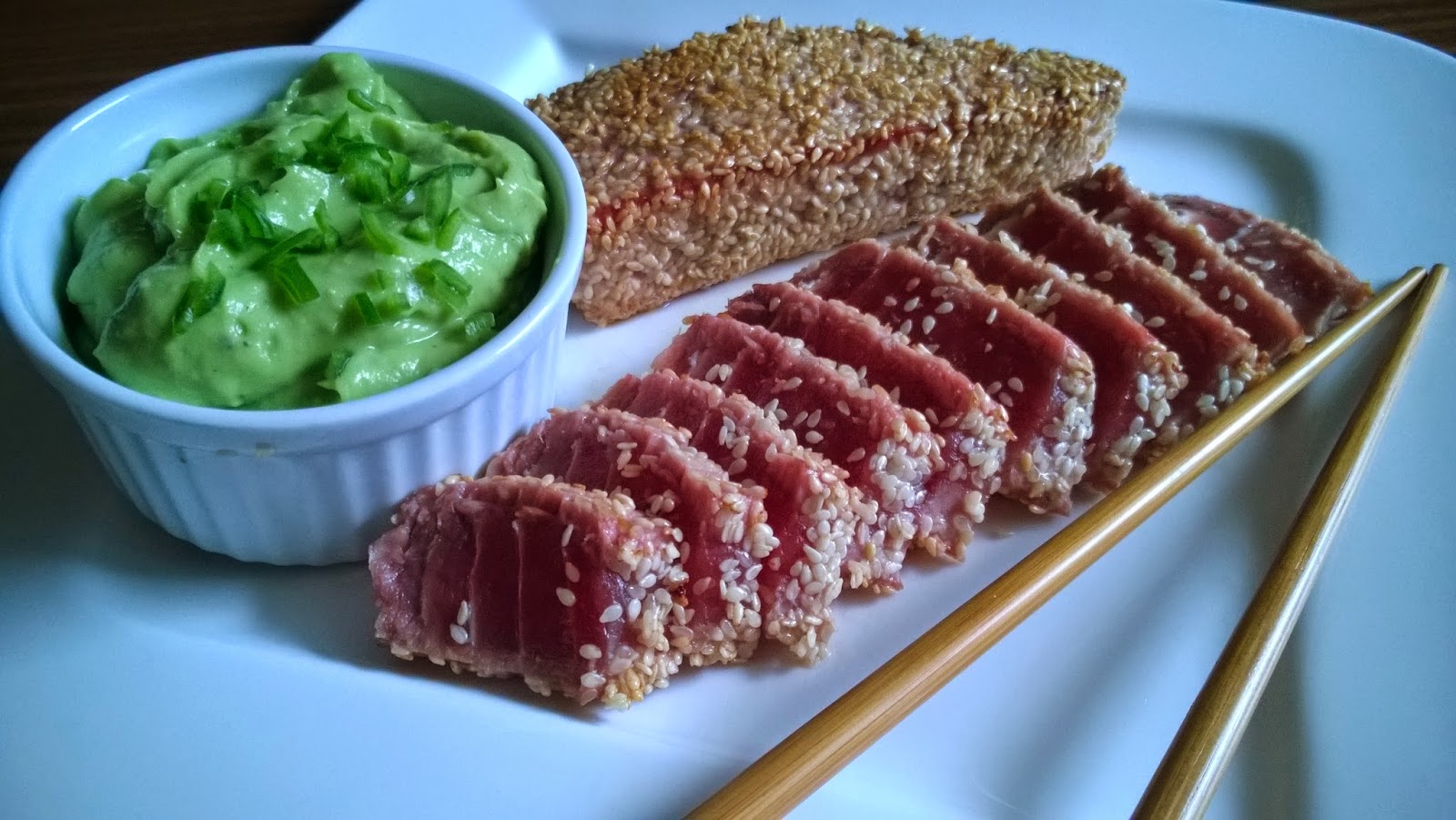 Thunfisch mit Sesamkruste und Avocado-Chili-Dip