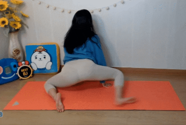 레깅스 입고 요가자세 알려주는 말복이언니- 디쁠