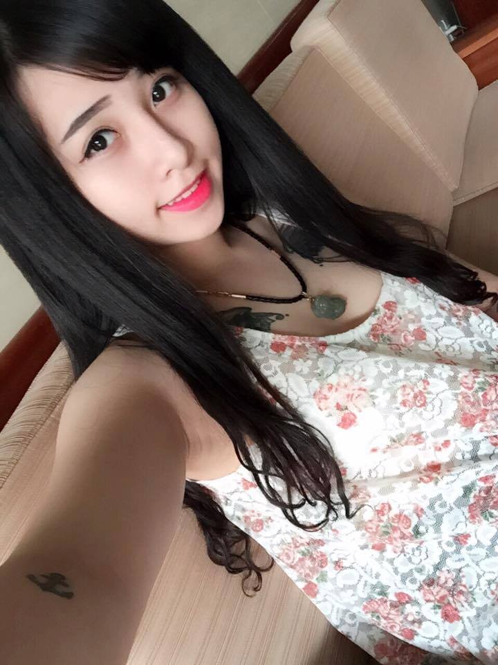 Gái đẹp khoe hình xăm và vếu