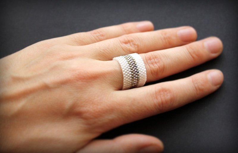 колечки из бисера широкие. стильные кольца из бисера. к̠о̠л̠ь̠ц̠о̠ и̠з̠б̠и̠с̠и̠р̠а̠. широкое кольцо. широкое кольцо из бисера.