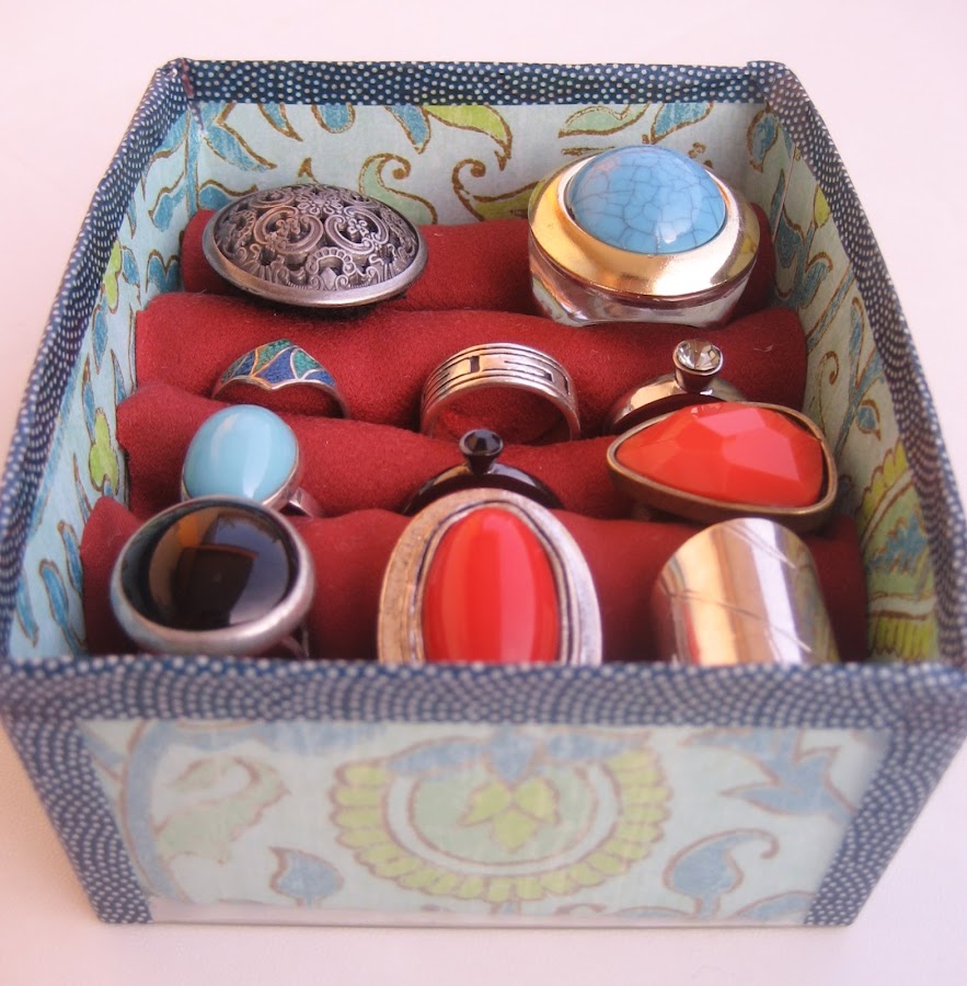 Expositor de anillos reciclado / recycled ring display case