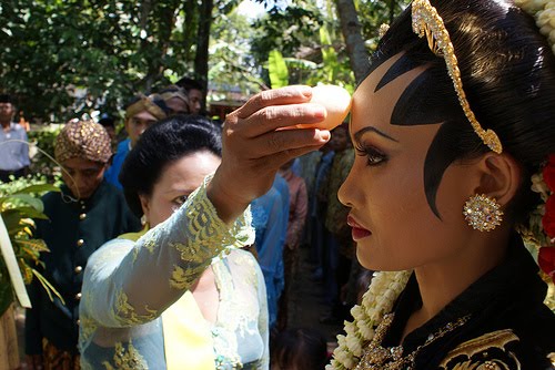 Royal Wedding Accessories: Traditional Javanese Wedding Ceremony