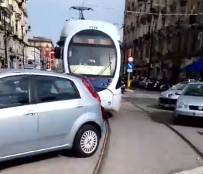 Auto blocca tram a piazza Nazionale