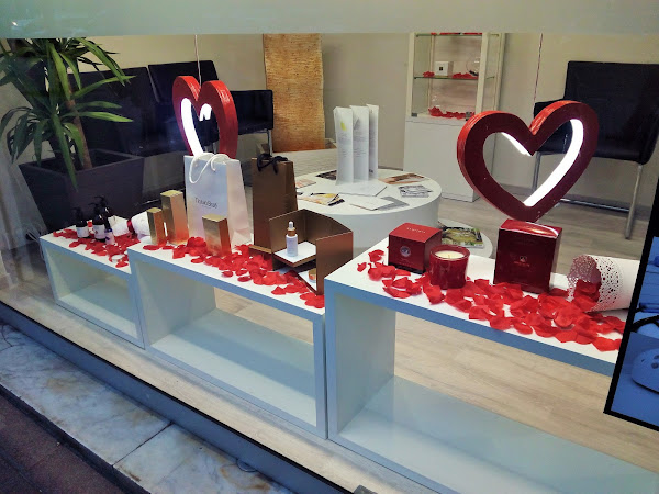 escaparate de san valentin, corazones y petalos