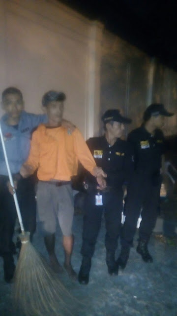 Modus Baru Para Pengemis, Seorang Petugas Kebersihan Gadungan Terkena Razia Saat Meminta minta Modus Baru Para Pengemis, Seorang Petugas Kebersihan Gadungan Terkena Razia Saat Meminta minta