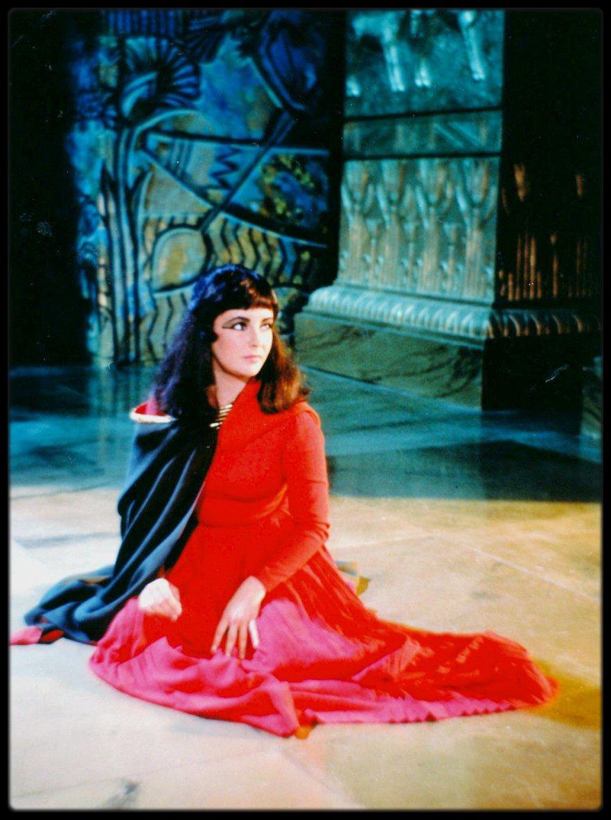Rare and Beautiful Color Photos of Elizabeth Taylor Portrayed the