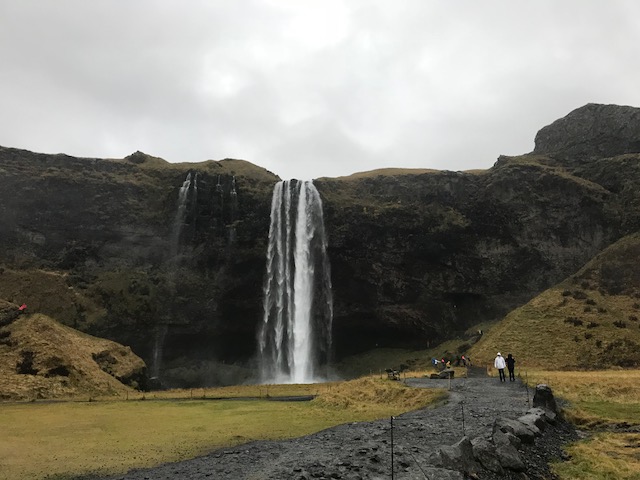アイスランド　レイキャビックからセリャリャンズフォスの滝へ