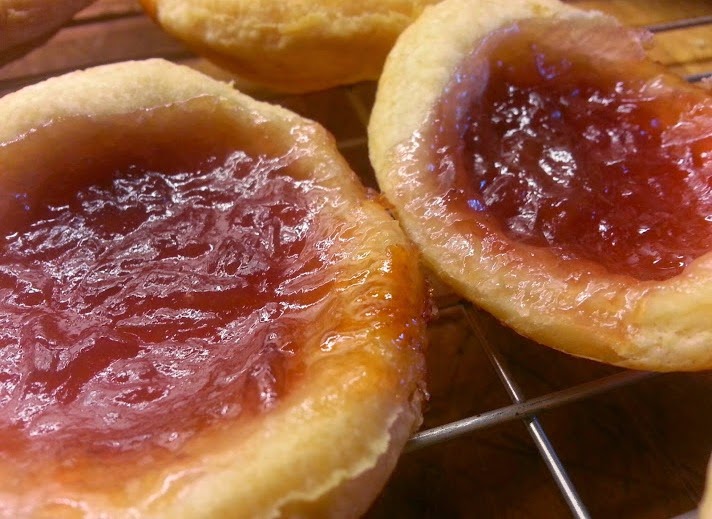 Duerr's Homebaking Jam Rhubarb and Custard flavour review jam tart cut
