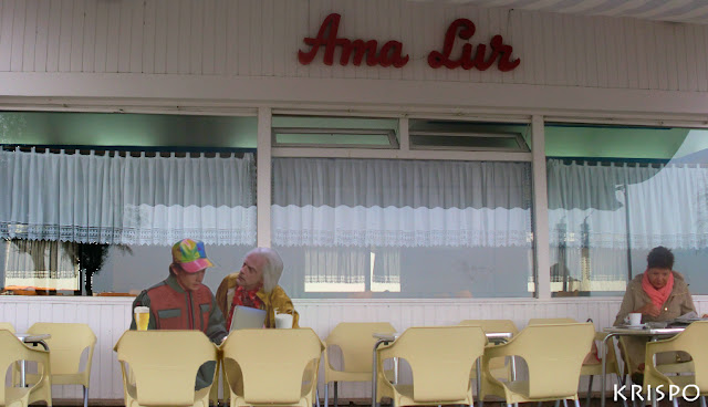 Marty McFly y Doc sentados en la cafetería Ama Lur de Hondarribia