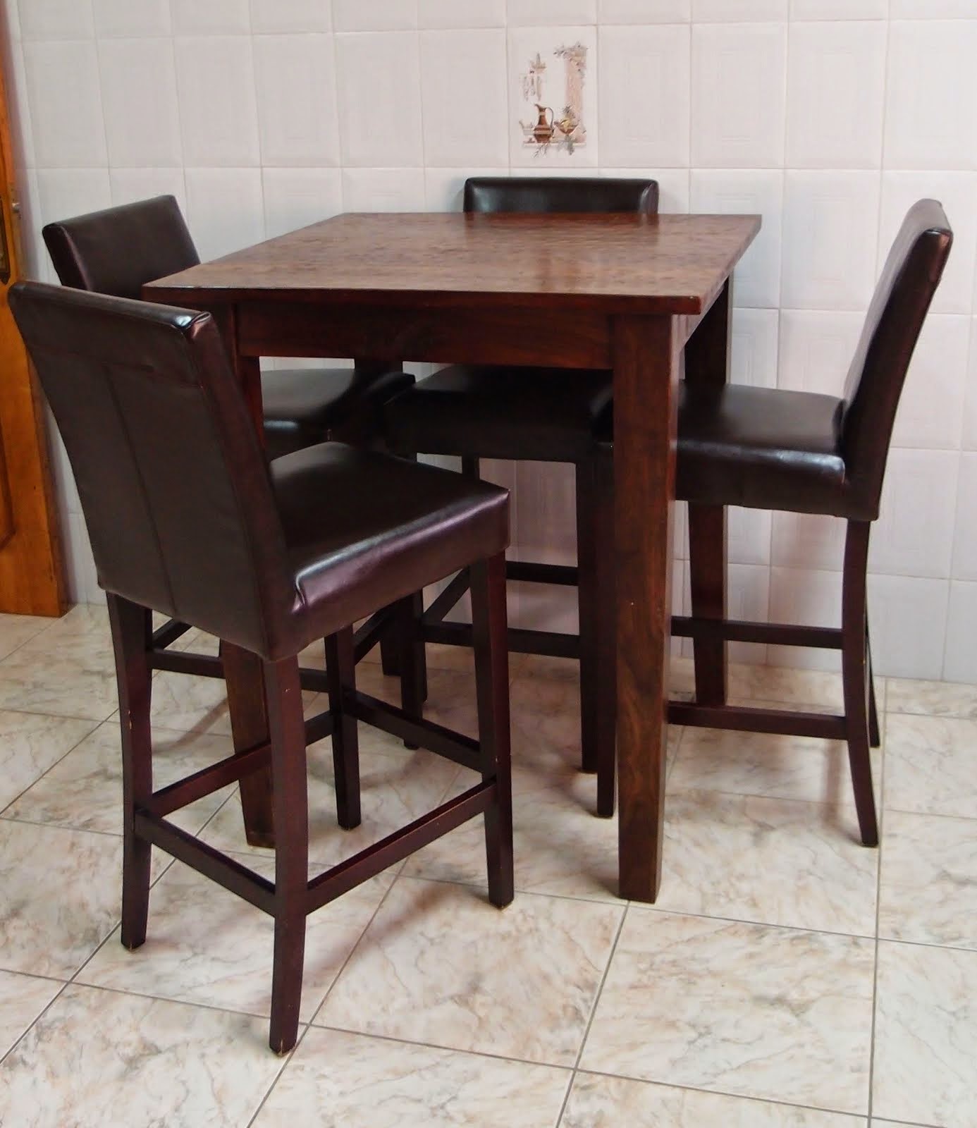 ROOSEVELT ISLAND LISTINGS Dining Table and 4 Leather Chairs 400