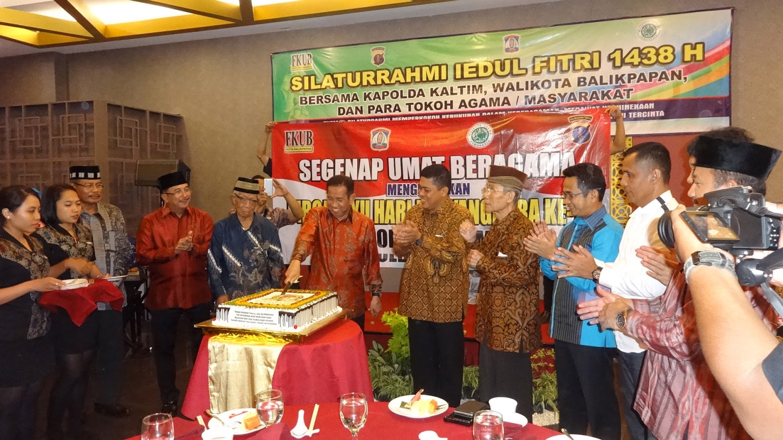 Pemotongan kue HUT ke-71 Bhayangkara oleh Kapolda Kaltim Irjen Pol Drs Safaruddin disaksikan Walikota bersama pengurus MUI, FKUB, dan pejabat lainnya usai Halal Bihalal, Sabtu (8/7). Foto: LINES