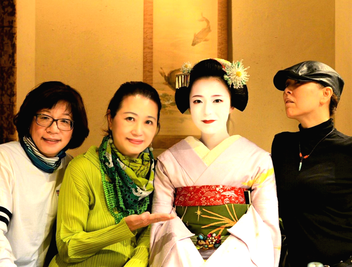 Lets Soar With Eagles Meet A Maiko Little Fan Geiko Geisha