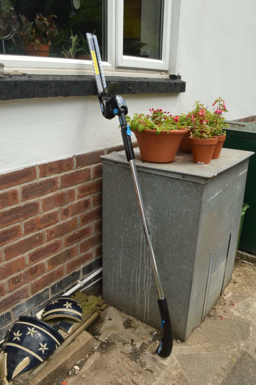 Product Review Gtech HT05Plus cordless hedge trimmer