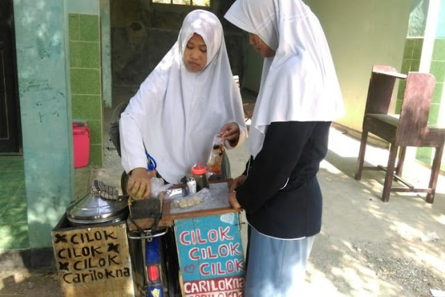 Viral di Medsos Jual Cilok Pakai Seragam, Siswi SMK Karanganyar Diundang 