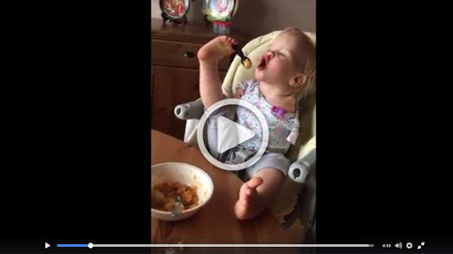 Buat Semua Ibu Tersentuh, Bayi ini dengan Lahapnya Makan Walau Kondisinya Tak Sempurna Buat Semua Ibu Tersentuh, Bayi ini dengan Lahapnya Makan Walau Kondisinya Tak Sempurna