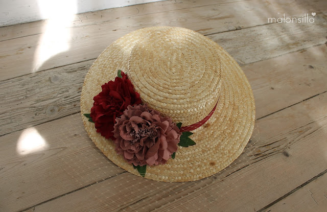 Sombrero de paja en color burdeos y rosa palo con flores y hojas verdes, tapafeas de marca malonsilla