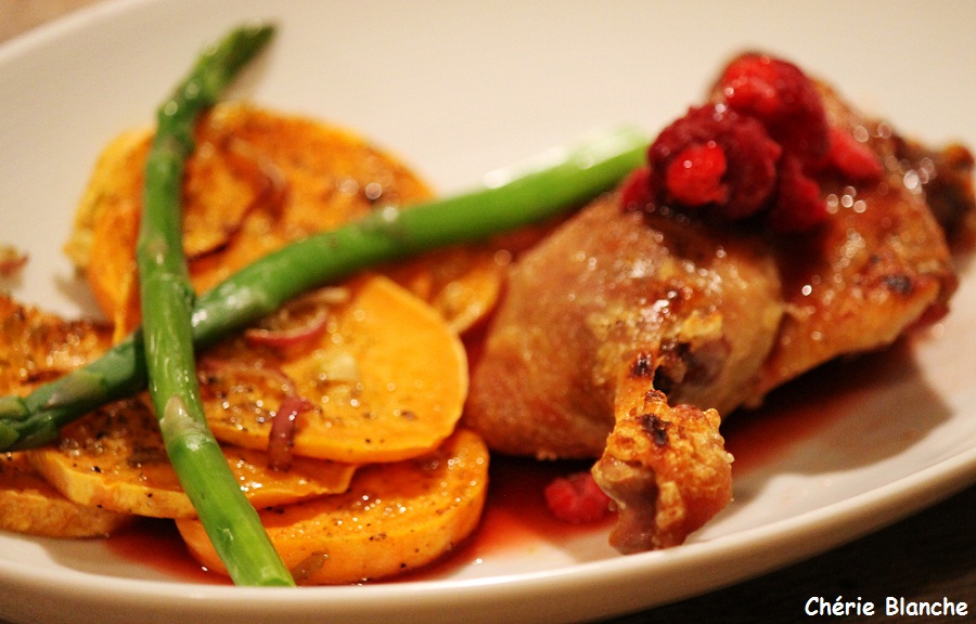 Chérie blanche Cuisses de canard confites, sauce aux framboises, patates douces rôties