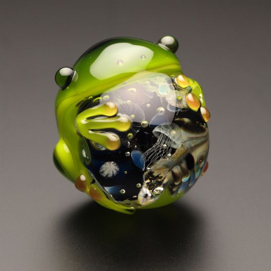可愛いカエルがガラスを抱いてる 美しいとんぼ玉アートの世界 A ミライノシテン