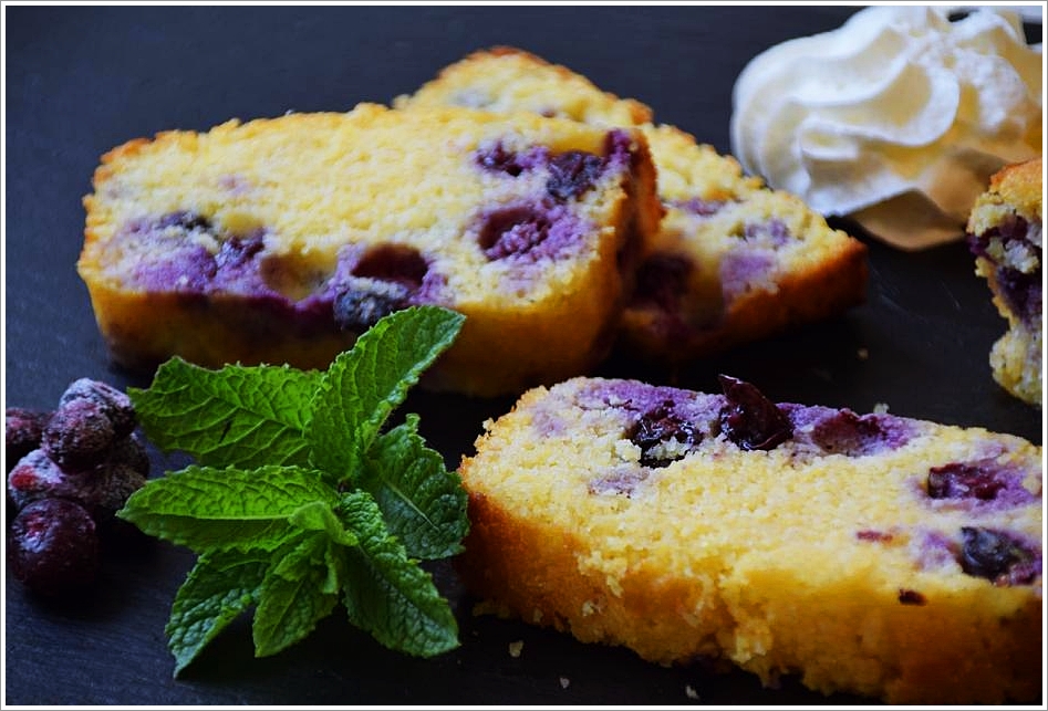 Zitronen-Heidelbeer-Polentakuchen (Low Carb &amp; GF)