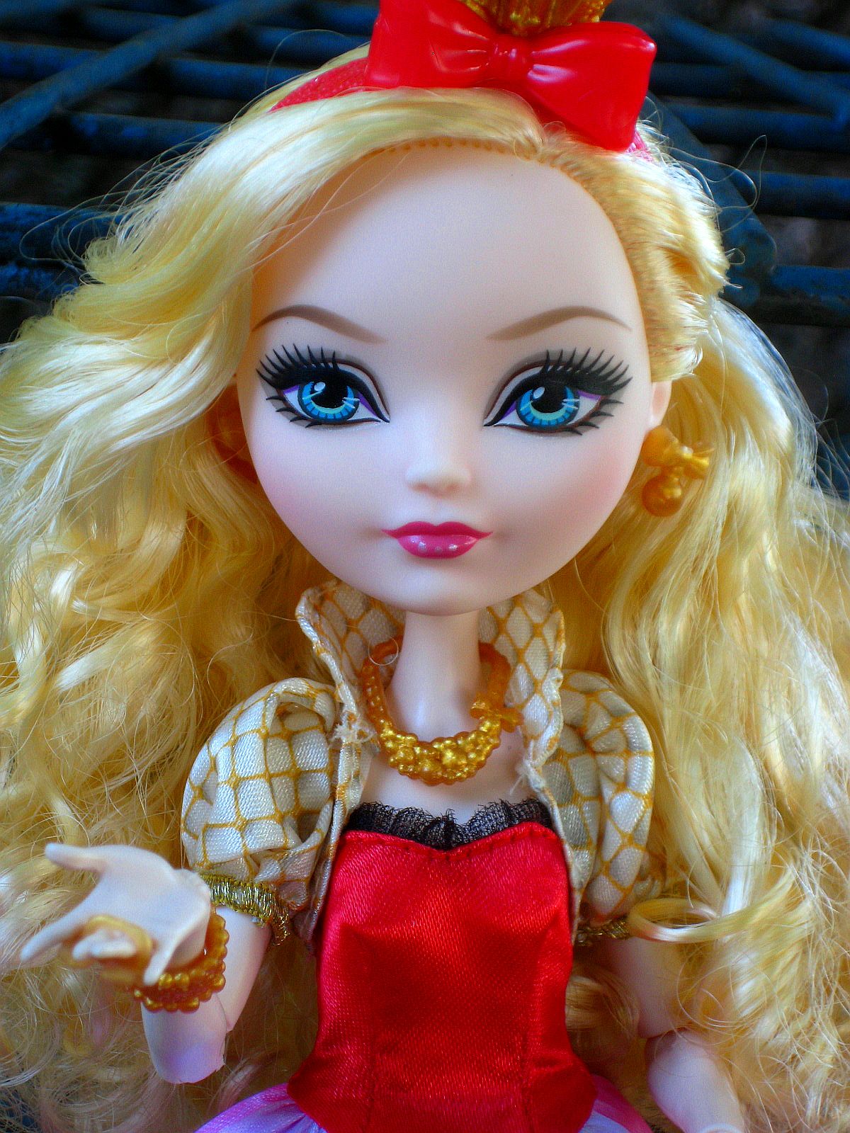 Voicething: Review: Ever After High -- Apple White