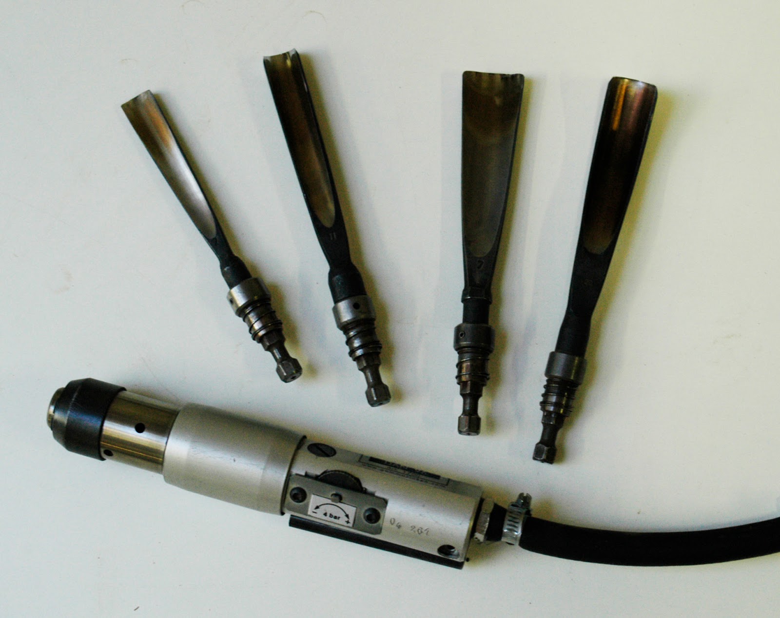 TALLER DE TÉCNICAS ESCULTÓRICAS EN MADERA ESCUELA DE ARTE LA PALMA HERRAMIENTAS NEUMATICAS PARA LA TALLA DE LA MADERA